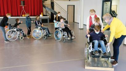Bild: do
Spielerisch lernten Kinder der Grundschule am Rauhen Kulm im Gemeindezentrum Speinshart beim Schulprojekt Inklusion von Beate Götz den Umgang mit Rollstuhlfahrern