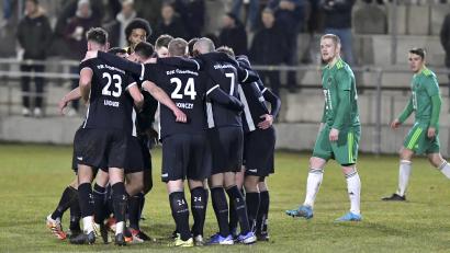 Bild: Hubert Ziegler
Nur die DJK Gebenbach konnte am Mittwoch jubeln, die DJK Ammerthal mit Marcel Kaiser und Raffael Kobrowski (von rechts) schauen betreten drein. Jetzt kommt bereits am Freitag der ASV Neumarkt zur DJK Gebenbach.