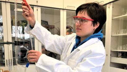 Bild: lg
Die Abiturientin Andrea Schneeberger bei wissenschaftlichen Versuchen im Labor. Sie erreichte mit ihrem theoretischen und praktischen Wissen nach mehreren Runden bei der Internationalen Biologie-Olympiade vorerst einen vierten Platz.