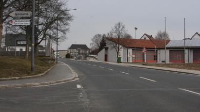 Bild: wro
Thema im Marktrat Wiesau, für das man auch einen Fachmann zu Rate zog, war die Entwässerungssituation in der Egerstraße (Bild). Es besteht dringender Handlungsbedarf.