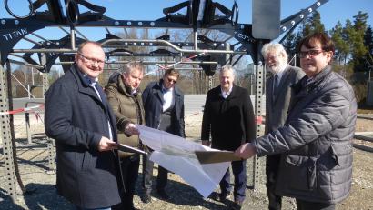 Bild: bk
Inmitten der Body-Workstation erläutert Architekt Heinrich Schwirzer (Zweiter von links) die Ausstattung des Kube. Mit dabei (von links) Bürgermeister Uwe König, Leader-Koordinator Hans-Michael Pilz, Landrat Richard Reisinger, AELF-Chef Harald Gebhardt und der Geschäftsleitende Beamter im Rathaus, Max Heindl.