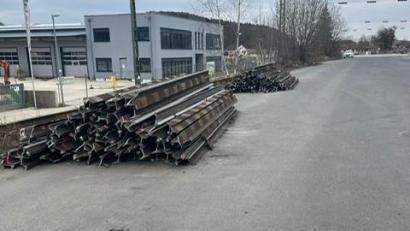 Bild: Bundespolizei/ Deutsche Bahn AG
Rund 177 Tonnen Schienenschrott lagerten am Bahnhof in Parsberg (Kreis Neumarkt). Sie wurden der Deutschen Bahn gestohlen.