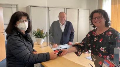 Bild: Gerhard Dörfler
Ab sofort ist bargeldloses Zahlen im Ammerthaler Rathaus möglich. Kassenleiterin Doris Weiß (rechts) zeigt vor den Augen von Bürgermeister Anton Peter, wie es geht.