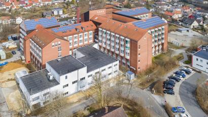 Bild: Thilo Hierstetter
Für die Aufnahme der Intensivstation und der Physiotherapie ließ das Kommunalunternehmen 35 Raummodule (vorne, links) an das Hauptgebäude anbauen.