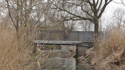 Bild: mfh
Die Überbauerneuerung des Fußstegs in Unterschwaig über den Rosenbach ist abgeschlossen.