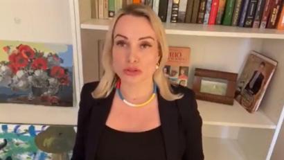 Bild: --/Twitter/dpa
Als Begründung soll die Frau angegeben haben, dass ihr Vater Ukrainer und der Krieg gegen das Nachbarland ein „Verbrechen“ sei.
