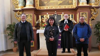 Bild: wku
Hildegard Kohl (Mitte) tritt das Ehrenamt als Lektorin an. Darüber freuen sich Pfarrer Matthias Ahnert sowie die Ordinationsassistenten Thomas Pirner (links) und Thorsten Remer (rechts).