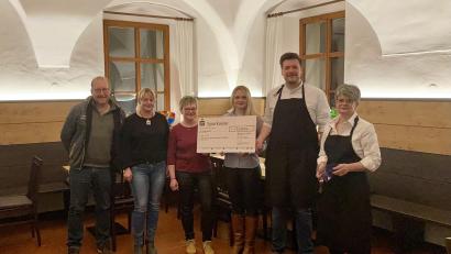 Bild: Grimm/exb
Können stolz auf die Aktion und das Spendenergebnis sein: (von links) Christian Turban, Mira Schwägerl, Claudia Wagner, Katharina Grimm-Turban, Stefan Grimm und Angelika Grimm.