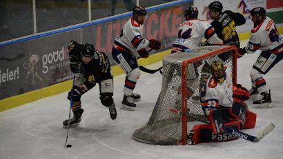 Bild: Andreas Brückmann
Michael Kirchberger (links) auf dem Weg zum 2:2-Ausgleich für den ERSC Amberg.