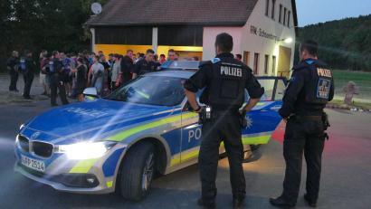 Archivbild: David Oßwald
Polizisten stehen am Rand einer Hass-Demo gegen den Youtuber „Drachenlord“.