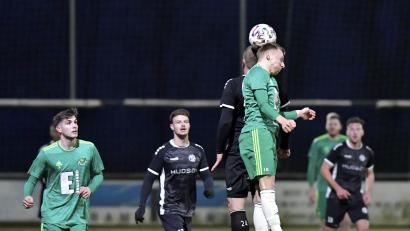 Archivbild: Hubert Ziegler
Eine Szene aus dem Derby am Mittwoch: Während sich in dieser Szene André Karzmarczyk (vorne) von der DJK Ammerthal und Michael Jonczy (hinten) von der DJK Gebenbach in der Luft duellieren, sind Marcel Kaiser (links, Ammerthal) und Bastian Freisinger (rechts) in der Beobachterrolle.