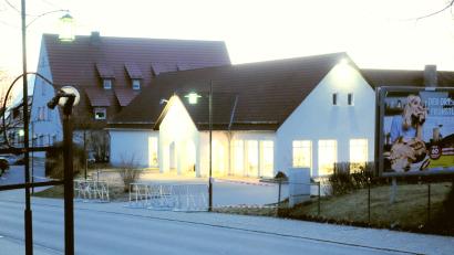 Bild: fjo
Oft brennt bis spät in die Nacht das Licht, weil die Vorbereitungen auf Hochtouren laufen: Gegenüber dem einstigen Hotel Biehler und in direkter Nachbarschaft zur Bundespolizei soll ein neues Willkommens-Zentrum für Geflüchtete entstehen.