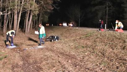 Bild: td
Ein Unfall ereignete sich zwischen Schwandorf und Steinberg mit einem Motorroller-Fahrer als Alleinbeteiligtem. Warum das Zweirad von der Straße abkam, muss noch geklärt werden.