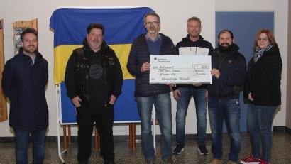 Bild: wro
Überreicht wurde die 500-Euro-Spende im Foyer des Fuchsmühler Rathauses. Im Bild von links Michael Dutz, Oliver Zrenner und Thomas Plank aus Wiesau. Die Fuchsmühler Laienspielgruppe vertraten (von rechts) Jasmin Mayerhöfer, Alexander Derwart und Andreas Günthner.