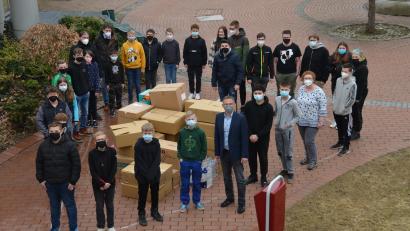 Bild: dob
Ein großes symbolisches Herz um einige Hilfspakete kennzeichneten Mittelschüler vor dem Gebäude der Pfalzgraf-Friedrich-Mittelschule. Rektor Hubert Reil (vorne, rechts), Zweiter Bürgermeister Uli Münchmeier und Stadtrat Michael Gösl (links, hinten) lobten die Schüler für ihr Engagement.