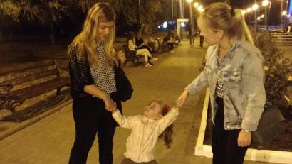 Bild: Ina Lunio /exb
Im September 2021 besuchte Larissa Fischer aus Amberg (links) ihre Familie in Cherson in der Südukraine. Im Bild mit ihrer Nichte (rechts) und deren Tochter, die dort leben.
