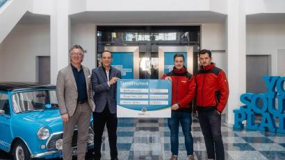 Bild: Dominik Lenz
Jürgen Groth und Ralf Bühler von Conrad Electronic überreichten den symbolischen Spendenscheck an Dominik Lenz und Manuel Kraus von Round Table 235 (von links).