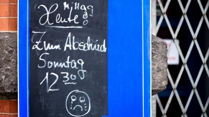 Symbolbild: Hauke-Christian Dittrich/dpa
Die Gastronomie musste wegen Corona lange schießen.