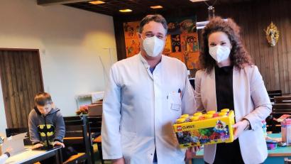 Bild: Asklepios Oberviechtach/exb
Jana Humrich und Dr. Christian Glöckner hatten um Spenden gebeten. Spontan wurden von Mitarbeitern Lego-Steine und Spiele vorbeigebracht.