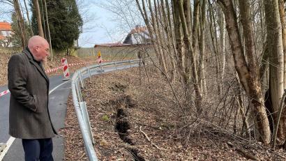 Bild: fphs
Oberbürgermeister Oliver Weigel schaute sich den tiefen Graben am Von-Cramm-Weg an.