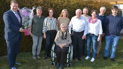 Bild: jr
Diamantene Hochzeit feierten am Mittwoch Hildegard und Johann Zeus (Mitte). Dazu gratulierte neben der Familie auch Bürgermeister Stefan Grillmeier (links).