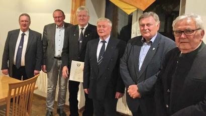 Bild: hai
Seit 40 Jahren hält Rudolf Busch (Dritter von links) , seit 25 Jahren Manfred Porsch (Zweiter von rechts) der Kameradschaft die Treue zur Freude von Vorsitzenden Herbert Trautner, Zweiten Bürgermeister Rudi Heier, Bezirksvorsitzenden Klaus-Dieter Nitschke und Schriftführer Oswald Wöhrl (von links).