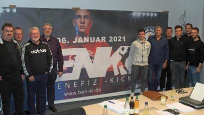 Bild: otr
Mit einem riesigen Banner will das Organisationsteam für den "Benki" bei den anstehenden Hallenfußballturnieren werben.