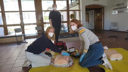 Bild: jzk
„Bei akutem Herzversagen muss sofort mit der Herzdruckmassage begonnen werden“ schärfte Kursleiterin Maria Busch den Kursteilnehmern ein.