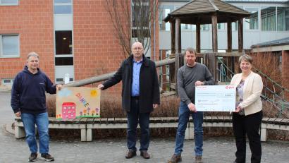 Bild:  Theresa Ströhl/exb
Große Freude herrscht über die 5000-Euro-Spende der Eon-Mitarbeiter. Im Bild von links: Manfred Minich (Einreicher der Spende), Eduard Freisinger, (Vorsitzender der Lebenshilfe Amberg-Sulzbach), Christian Dirmeier (Mitglied des Betriebsrats der Bayernwerk Netz GmbH für den Raum Ostbayern) und Katrin Panek (Geschäftsführerin der Lebenshilfe Amberg-Sulzbach).