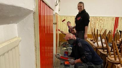 Bild: Handballclub/exb
"Frisch gestrichen" heißt es beim Handballclub Sulzbach-Rosenberg, der sich gerade ein neues Zuhause im Sportpark einrichtet.