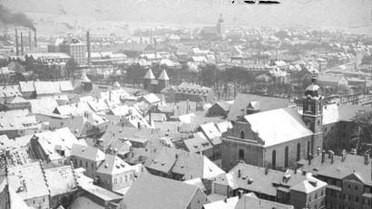 Bild: Sammlung Josef Schmaußer/exb
Dieser Blick vom Turm der Martinskirche entstand um das Jahr 1950 herum. Die rauchenden Schlote der Emailfabrik Baumann (im Bild links) gehörten damals zum Stadtbild von Amberg. Geblieben vom Werk ist der Name Baumann und eine starke evangelische Gemeinde in Amberg.