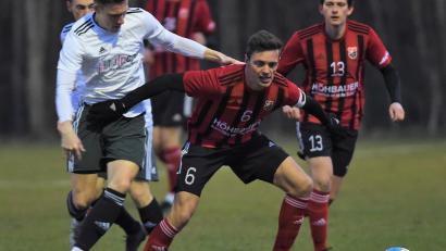 Bild: Büttner, Gerhard
Sebastian Urban (rechts) vom SC Luhe-Wildenau im Zweikampf mit dem Grafenwöhrer Christopher Fleischmann. Bezirksliga-Tabellenführer SV Grafenwöhr setzte das erste Punktspiel in 2022 in den Sand und verlor gegen den SC Luhe-Wildenau mit 0:1.