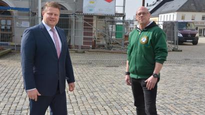 Bild: jr
Bürgermeister Stefan Grillmeier (links) stellte Robert Hoyer als neuen Integrationsbeauftragen der Stadt Mitterteich vor.