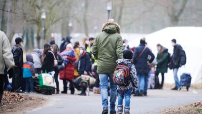 Bild: Annette Riedl/dpa
Flüchtlinge aus der Ukraine kommen im Ankunftszentrum Reinickendorf in Berlin an.