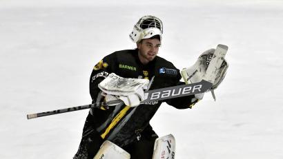 Archivbild: Hubert Ziegler
Timon Bätge, Torhüter des ERSC Amberg, hat für die kommende Saison verlängert. Am Sonntag im Rückspiel gegen den EHC Klostersee erwarten er und die Spieler des ERSC ein gut gefülltes Haus im Stadion am Schanzl.