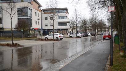 Bild: ak
Die Verlängerung der Tempo-30-Zone vom Bahnhofbereich zumindest bis zur Fußgängerüberquerungshilfe an der Schule wird diskutiert. Damit soll auch das Ein- und Ausparken im Geschäftsbereich zwischen Sparkasse und Floristikgeschäft (Bild) in Speichersdorf sicherer gemacht werden.