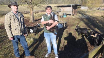Bild: fz
Thomas Urban (rechts) wird der neue Herr über 100 Tiere. Er übernimmt den Tierpark Gleitsbachtal von seinem Vater Manfred Urban.