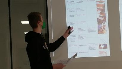 Bild: adj
Ein Schüler stellt Teile des Projekts im Rahmen einer großen Präsentation vor.