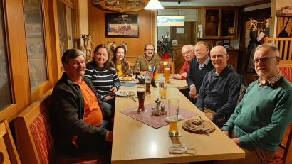 Bild: eib
Die neue CeBB-Praktikantin Romana Šmejkalová (Dritte von links) fühlt sich sichtlich wohl in der Runde.