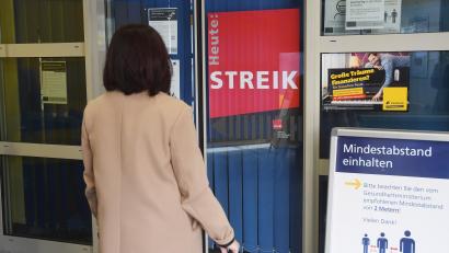Bild: Gabi Schönberger
Ein rotes Plakat mit der Aufschrift "Streik" hängt am Eingang zur Postbankfiliale in Weiden.
