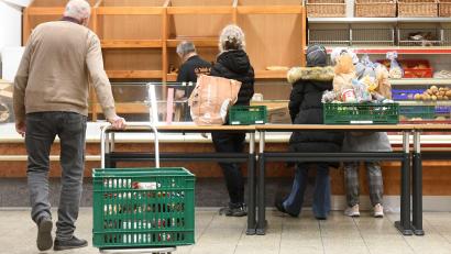 Bild: Gabi Schönberger
Die Tafel ist kein Lebensmittelgeschäft. Das betont der Vorsitzende in Weiden, Josef Gebhardt, immer wieder. Sie ist auf Überschüsse in den Läden angewiesen. Das wird jetzt, bei stark steigendem Bedarf, zum Problem.