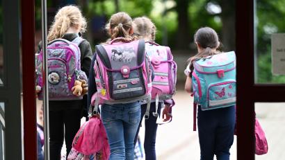 Symbolbild: Arne Dedert/dpa
Auch in Weiden und dem Landkreis Neustadt/WN kommen immer mehr Kinder und Jugendliche aus der Ukraine an. Sie sollen schnell an den Schulen integriert werden.