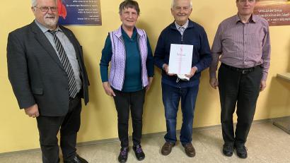 Bild: Peter Messer/exb
Pfarrer Arnold Pirner (links) und Kreisvorsitzender Georg Schreglmann (rechts) danken Helga Goschler und Johann Kiener.