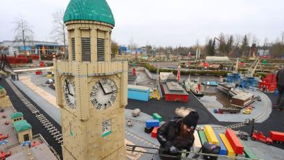 Bild: Karl-Josef Hildenbrand/dpa
Mitarbeiter des Legoland bereiten ein aus Legosteinen nachgebautes Modell der Stadt Hamburg vor.