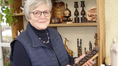 Bild: pz
Dr. Annemarie Schraml vor dem Regal an der "Tansania-Wand", in dem Geschenke für die Hilfseinsätze in Afrika aufbewahrt sind – unter anderem ein Lebensbaum, Symbol für das Miteinander in einer Gemeinschaft.