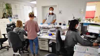 Bild: Thomas Dobler
Dr. Wolfgang Schuster in seiner Arztpraxis in Schwandorf. Wie er klagen viele Mediziner über große Belastungen durch krankheitsbedingte Ausfälle beim Personal und einen enormen Arbeitsaufwand mit den zahlreichen Corona-Tests.