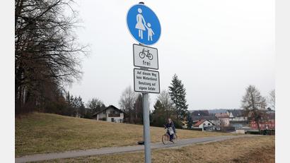 Bild: Wolfgang Steinbacher
Auch Radler dürfen ab sofort den bisher für Fußgänger reservierten Weg zum Ammersrichter Friedhof benutzen.