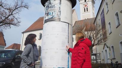 Bild: bl
Momente zum Schmunzeln, Innehalten und Nachdenken bietet das Landestheater Oberpfalz an elf Stationen im Landkreis Schwandorf. Anlass für die Plakataktion mit Gedichten, hier an einer Litfaßsäule in Pfreimd, ist der "Welttag der Poesie am 21. März.