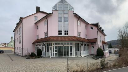 Bild: Gabi Schönberger
Seit fast vier Jahren tut sich nichts am Hotel "Hofgarten". Demnächst könnte eine Entscheidung fallen - Umbau zum HPZ-Wohnheim oder vorläufig Domizil für geflüchtete Ukrainer.