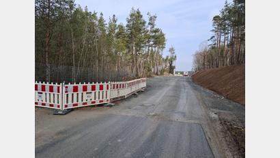 Bild: sne
Der Parksteiner Weg dient als Zufahrt zum Ziegler-Gelände. Nun soll der letzte Abschnitt asphaltiert werden.